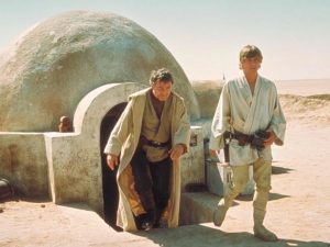 L'incident déclencheur pour Luke qui lui fera prendre conscience de sa quête se produit lorsque les troupes de l'empire assassinent ses parents adoptifs.