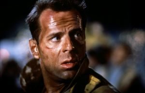 Parmi les otages, il y a la femme de John McClane. Cela ajoute tout de suite un enjeu dramatique bienvenu au récit.