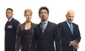 L'amitié, l'amour et la figure paternelle autour de Iron Man. Notez le regard de défiance de Pepper envers Stane.